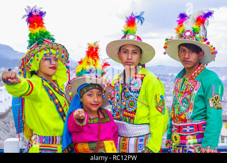 Quito, Ecuador, 12. Dezember 2018: Im freien Blick auf die Gruppe von Menschen tragen typische Folklore Kleidung verwendet für Aufführungen, Tanz auf der Straße der alten Stadt Quito Stockfoto