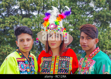 Quito, Ecuador, 12. Dezember 2018: Im freien Blick auf die Gruppe von Menschen tragen typische Folklore Kleidung verwendet für Aufführungen, Tanz auf der Straße der alten Stadt Quito Stockfoto