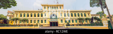 Saigon Central Post Office auf blauen Himmel Hintergrund in Ho Chi Minh, Vietnam. Stahlkonstruktion des gotischen Gebäude wurde von Gustave Eiffel entworfen wurde. Aufschrift Stockfoto