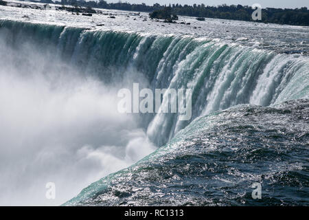 Nahaufnahme auf Niagara Fall Gewässer auf der Kante des Wasserfalls. Hellen Sommertag. Stockfoto