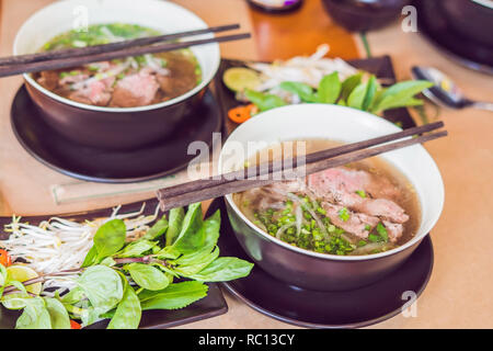 Pho Bo-vietnamesischen frischen Reis Nudelsuppe mit Rindfleisch, Kräuter und Chili. Vietnams Nationalgericht Stockfoto