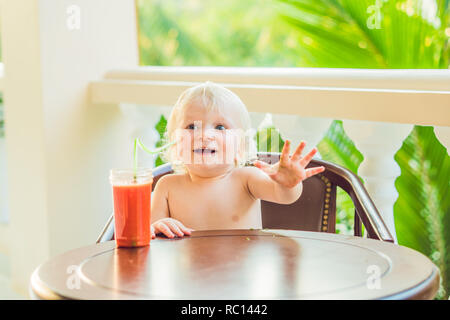 Happy toddler boy Trinken Gesund selbstgemachte Smoothie Stockfoto