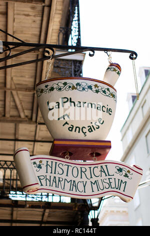 Zeichen außerhalb der Apotheke Museum auf Chartres Street im französischen Viertel von New Orleans, Louisiana, USA hängen. Stockfoto