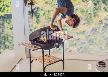 Schöner mann Vorbereitung Grill für Freunde auf dem Kopf stehend Stockfoto