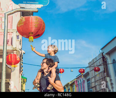 Vater und Sohn sind Touristen auf der Straße im portugiesischen Stil Romani in der Stadt Phuket. Auch Chinatown oder die Altstadt Stockfoto