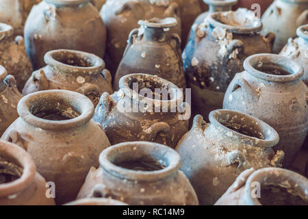 Alten Vietnamesischen traditionellen Töpfe mit Muscheln bewachsen Stockfoto