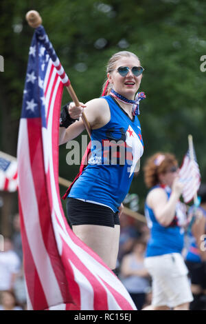 Washington, D.C., USA, 4. Juli 2018, die nationale Unabhängigkeit Day Parade, der DC-Roller Mädchen, Skaten und die amerikanische Flaggen die Verfassung Stockfoto