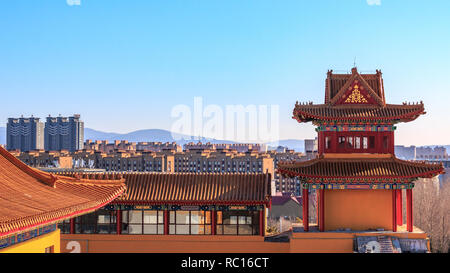 Urbane Landschaft Blick auf ein Wohngebiet aus der Lingbao Tempel in Hunchun, China, in der nördlichen Provinz Jilin. Stockfoto