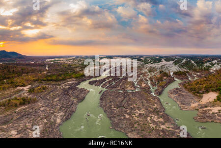 Antenne Panoramablick 4000 Inseln Mekong in Laos, Sonnenuntergang dramatische Himmel, Li Phi Wasserfälle, berühmten Reiseziel Backpacker in Südostasien Stockfoto