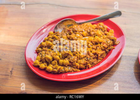 Indisches essen und indische Curry in einem Kupfer Messing Schale serviert mit nan Brot oder Roti Stockfoto