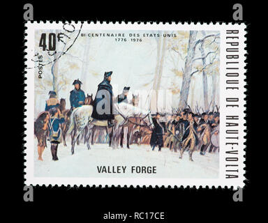 Briefmarke von Obervolta (Burkina Faso), Washington Truppen in Valley Forge, United States bicentennial überprüfen. Stockfoto