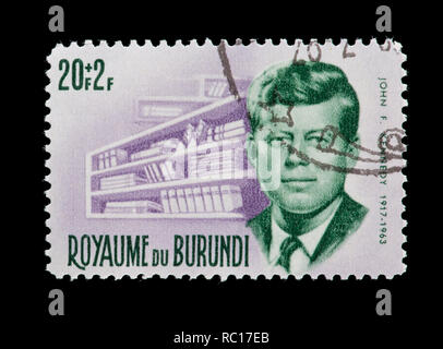 Briefmarke (semi-post Ausgabe) aus Burundi, John F. Kennedy und Bücherregalen, Erinnerung an seinen Tod. Stockfoto