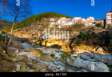 Die Altstadt von Xanthi mit Fluss und Brücke, Griechenland. Stockfoto
