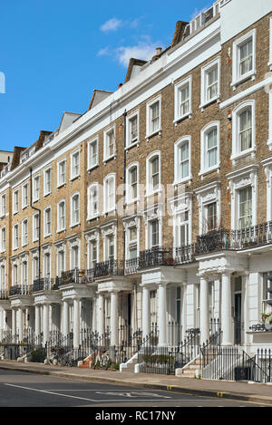 Stadt street view, bei der die Zeile der eleganten weißen georgianischen Porches mit Fahrrad Schild auf der Straße. Stockfoto