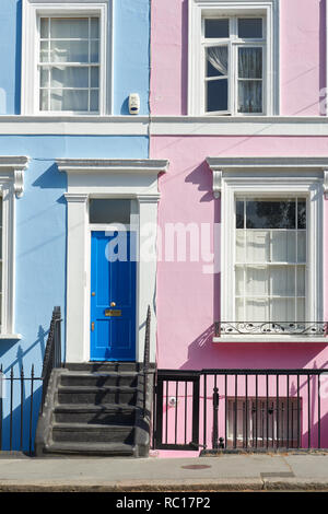 Bunte Englisch Häuserfassaden in London mit blauer Tür und rosa Schlauch Wand Stockfoto