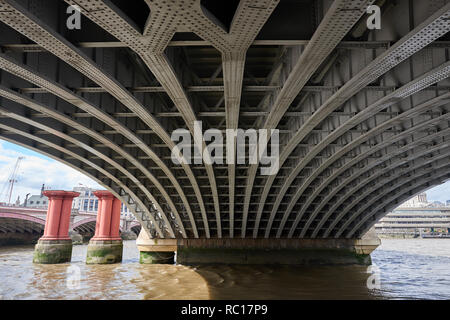 Die Stahlleitungen unter einer Brücke in London, Metall girder Muster Stockfoto