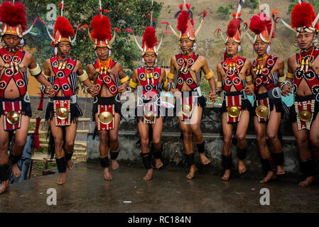 Naga tribals durchführen, Gesang und Tanz im Rahmen des jährlichen Hornbill Festival bei Kisama Dorf in der Nähe von Kohima in Nagaland. Stockfoto