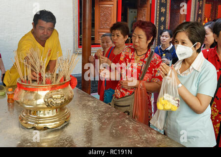 BANGKOK, Chinatown, 16. Februar 2018: Das chinesische Neujahr, das chinesische Neujahr feiern in Wat Mangkon Kamalawat. Am Morgen, viele gehen in die Stockfoto