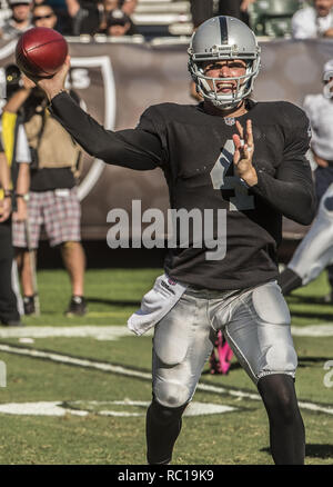 Oakland, Kalifornien, USA. Okt, 2014 19. Oakland Raiders Quarterback Derek Carr (4) übergibt Kugel am Sonntag, 19. Oktober 2014 in Oakland, Kalifornien. Die Kardinäle besiegten die Räuber 24-13. Credit: Al Golub/ZUMA Draht/Alamy leben Nachrichten Stockfoto