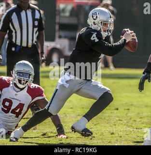 Oakland, Kalifornien, USA. Okt, 2014 19. Oakland Raiders Quarterback Derek Carr (4) Läuft der Pocket am Sonntag, Oktober 19, 2014 in Oakland, Kalifornien. Die Kardinäle besiegten die Räuber 24-13. Credit: Al Golub/ZUMA Draht/Alamy leben Nachrichten Stockfoto