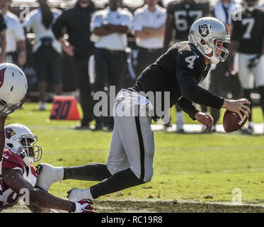 Oakland, Kalifornien, USA. Okt, 2014 19. Oakland Raiders Quarterback Derek Carr (4) Läuft der Pocket am Sonntag, Oktober 19, 2014 in Oakland, Kalifornien. Die Kardinäle besiegten die Räuber 24-13. Credit: Al Golub/ZUMA Draht/Alamy leben Nachrichten Stockfoto