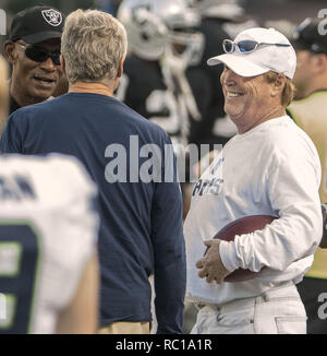 Oakland, Kalifornien, USA. 28 Aug, 2014. Oakland Raiders Besitzer Mark Davis Gespräche mit den Seahawks Head Coach Pete Carroll am Donnerstag, 28. August 2014 in Oakland, Kalifornien. Die Räuber besiegt die Seahawks 41-31. in einem preseason Spiel. Credit: Al Golub/ZUMA Draht/Alamy leben Nachrichten Stockfoto