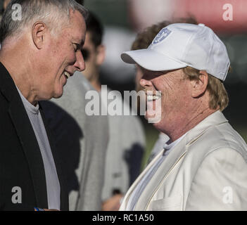 Oakland, Kalifornien, USA. 15 Aug, 2014. August 15, 2014 Oakland Raiders Besitzer Mark Davis spricht mit Freund vor dem Spiel beginnt am Freitag, den 15. August 2014, O. co Coliseum in Oakland, Kalifornien. Die Räuber besiegt die Löwen 27-26 in einem preseason Spiel. Credit: Al Golub/ZUMA Draht/Alamy leben Nachrichten Stockfoto