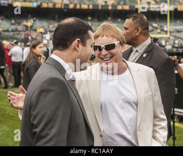 Oakland, Kalifornien, USA. 7 Dez, 2014. 49ers CEO Jed York und Räuberinhaber Mark Davis sprechen vor dem Spiel am Sonntag, 7. Dezember 2014, O. co Coliseum in Oakland, Kalifornien. Die Räuber besiegt die 49ers 24-13. Credit: Al Golub/ZUMA Draht/Alamy leben Nachrichten Stockfoto
