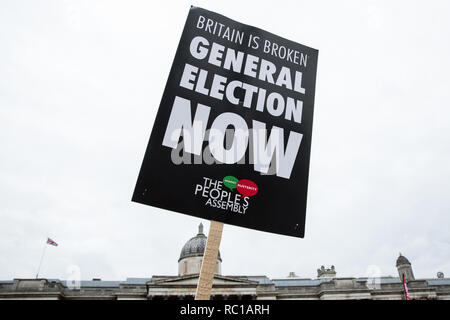 London, Großbritannien. 12. Januar, 2019. Ein Plakat, auf dem "Großbritannien ist gebrochen: allgemeine Wahl Jetzt" Demonstration in der Volksversammlung gegen Sparpolitik organisiert. Veranstalter argumentiert, dass das vorrangige Ziel der arbeitenden Menschen in Großbritannien werden sollte die konservative Regierung von der Macht durch eine allgemeine Wahl unabhängig von ihrer Stimme in der EU-Referendum zu entfernen. Credit: Mark Kerrison/Alamy leben Nachrichten Stockfoto