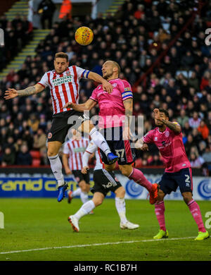 Sheffield, Großbritannien. 12 Jan, 2019. 12. Januar 2019, Bramall Lane, Sheffield, England; Sky Bet Meisterschaft, Sheffield United vs Queens Park Rangers; Billy Sharp (10) von Sheffield United steigt höchste Toni Leistner (37) von QPR, um den Ball zu schlagen: Craig Milner/News Bilder der Englischen Football League Bilder unterliegen dem DataCo Lizenz Credit: Aktuelles Bilder/Alamy leben Nachrichten Stockfoto