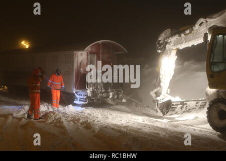 12 Januar 2019, Sachsen-Anhalt Schierke: ein Wagen der Harzer Schmalspurbahn (HSB) ist in der Station auf dem Brocken gezogen. Auf dem 1141 Meter hohen Berg, die höchste Erhebung des Harzes, ein weiterer Unfall ereignete sich mit einem Zug der Brockenbahn, die nur Service am Samstag wieder aufgenommen hatten: Am Nachmittag eine Lokomotive kurz hinter dem Brocken Bahnhof stecken. Die Lokomotive während der Bemühungen, es mit einer anderen Lok in der freien entgleist. Die 250 Passagiere wurden evakuiert. HSB-Mitarbeiter arbeiten derzeit an die Lok wieder auf die Schienen. Pho Stockfoto