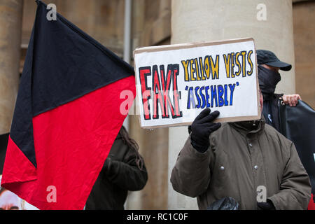 London, Großbritannien. 12. Januar, 2019. Anhänger der Klasse Krieg protestieren gegen die "Großbritannien ist gebrochen: allgemeine Wahl Jetzt" Demonstration in der Volksversammlung gegen Sparpolitik organisiert auf der Grundlage, dass weder der Linken oder der Rechten gelben Westen im Vereinigten Königreich entsprechen den 'gilets Jaunes' in Frankreich und dass eine Revolution und nicht um eine allgemeine Wahl erforderlich ist, um die Probleme der Arbeiterklasse in Großbritannien zu lösen. Credit: Mark Kerrison/Alamy leben Nachrichten Stockfoto