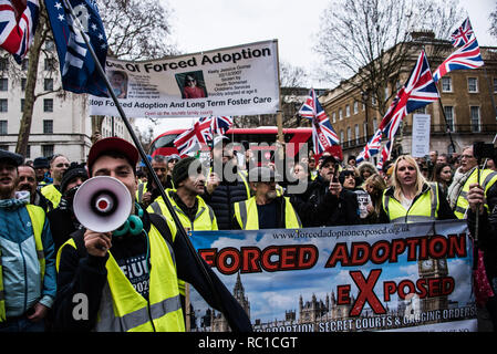 London, Großbritannien. 12 Jan, 2019. Ein rechter Demonstrant gesehen Parolen auf ein Megaphon vor den Demonstranten halten Transparente und Fahnen während des Protestes. Tausende in London für die "Volksversammlung gegen Sparpolitik" durch Proteste der französischen 'gelbe Weste' aufmerksam zu Sparmaßnahmen, die die Armen hart getroffen haben, inspiriert sammelte. Credit: Elizabeth Fitt/SOPA Images/ZUMA Draht/Alamy leben Nachrichten Stockfoto