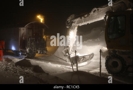 12 Januar 2019, Sachsen-Anhalt Schierke: ein Wagen der Harzer Schmalspurbahn (HSB) ist in der Station auf dem Brocken gezogen. Auf dem 1141 Meter hohen Berg, die höchste Erhebung des Harzes, ein weiterer Unfall ereignete sich mit einem Zug der Brockenbahn, die nur Service am Samstag wieder aufgenommen hatten: Am Nachmittag eine Lokomotive kurz hinter dem Brocken Bahnhof stecken. Die Lokomotive während der Bemühungen, es mit einer anderen Lok in der freien entgleist. Die 250 Passagiere wurden evakuiert. HSB-Mitarbeiter arbeiten derzeit an die Lok wieder auf die r setzen Stockfoto