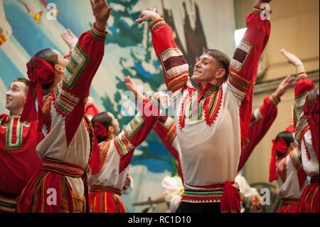 Tambow, Tambow, Russland. 13 Jan, 2019. Am 12. Januar, ein Konzert der Staatlichen Akademischen Lied und Tanz Ensemble Ivushka ''''fand in Tambow. Das Foto - Konzert des Ensembles "ivushka" in der Nationalen Russischen Kostüme. Credit: Demian Stringer/ZUMA Draht/Alamy leben Nachrichten Stockfoto