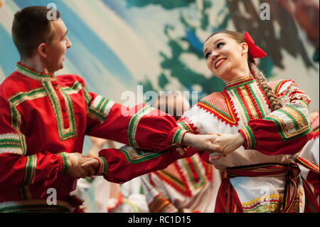 Tambow, Tambow, Russland. 13 Jan, 2019. Am 12. Januar, ein Konzert der Staatlichen Akademischen Lied und Tanz Ensemble Ivushka ''''fand in Tambow. Das Foto - Konzert des Ensembles "ivushka" in der Nationalen Russischen Kostüme. Credit: Demian Stringer/ZUMA Draht/Alamy leben Nachrichten Stockfoto