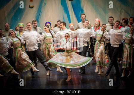 Tambow, Tambow, Russland. 13 Jan, 2019. Am 12. Januar, ein Konzert der Staatlichen Akademischen Lied und Tanz Ensemble Ivushka ''''fand in Tambow. Das Foto - Konzert des Ensembles "ivushka" in der Nationalen Russischen Kostüme. Credit: Demian Stringer/ZUMA Draht/Alamy leben Nachrichten Stockfoto