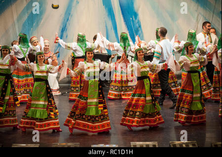 Tambow, Tambow, Russland. 13 Jan, 2019. Am 12. Januar, ein Konzert der Staatlichen Akademischen Lied und Tanz Ensemble Ivushka ''''fand in Tambow. Das Foto - Konzert des Ensembles "ivushka" in der Nationalen Russischen Kostüme. Credit: Demian Stringer/ZUMA Draht/Alamy leben Nachrichten Stockfoto
