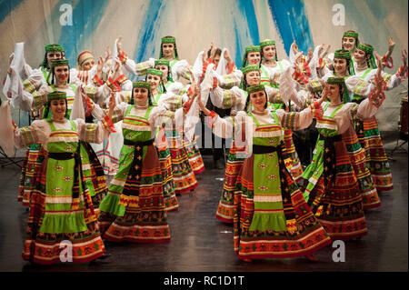 Tambow, Tambow, Russland. 13 Jan, 2019. Am 12. Januar, ein Konzert der Staatlichen Akademischen Lied und Tanz Ensemble Ivushka ''''fand in Tambow. Das Foto - Konzert des Ensembles "ivushka" in der Nationalen Russischen Kostüme. Credit: Demian Stringer/ZUMA Draht/Alamy leben Nachrichten Stockfoto