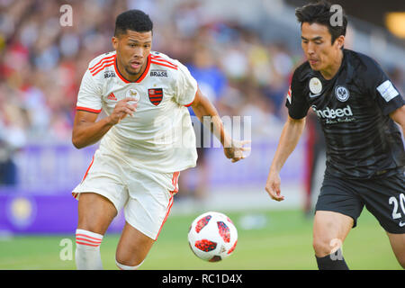 Orlando, Florida, USA. 12 Jan, 2019. Frankfurt Mittelfeldspieler Makoto Hasebe (20) und Mittelfeldspieler Flamengo Vitor Gabriel (54) Gehen für eine Kugel während ein Florida Pokalspiel in Orlando das Stadion der Stadt am 31.01.12, 2019 in Orlando, Florida. Zuma Presse/Scott Miller, A.. Credit: Scott Miller, A./ZUMA Draht/Alamy leben Nachrichten Stockfoto