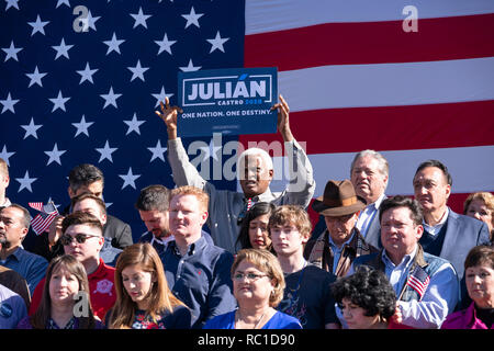 Anhänger jubeln als ehemaliger Bürgermeister von San Antonio Julian Castro kündigt seine Präsidentenangebot an historischen Guadalupe Plaza San Antonio in der Nähe von seiner Jugend auf. Castro, einem Harvard ausgebildeter Jurist und lebenslanges Demokrat, zog 1.500 Menschen zu seiner Kampagne kickoff Rally. Stockfoto