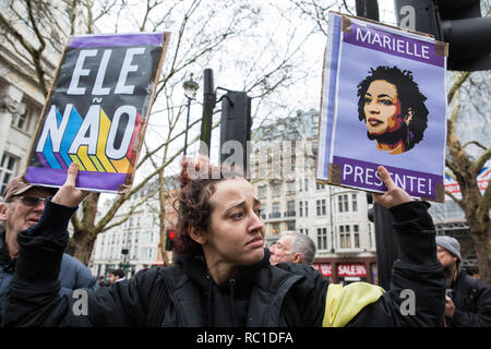 London, Großbritannien. 12. Januar, 2019. Ein Anhänger der brasilianischen Frauen gegen Faschismus und Ele Não Studenten London zeigt außerhalb der Brasilianischen Botschaft in Solidarität mit den Frauen, Studenten, Umweltaktivisten, schwarzen Gemeinschaften, LGBTQIA + Gemeinschaften, indigene Völker, Bauern und Arbeiter in Brasilien Protest nach der Amtseinführung von Präsident Jair Bolsonaro. Credit: Mark Kerrison/Alamy leben Nachrichten Stockfoto