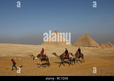 Gizeh, Ägypten. 12 Jan, 2019. Touristen besuchen Sie die Pyramiden von Gizeh in Gizeh Governorate, Ägypten, Jan. 12, 2019. Credit: Ahmed Gomaa/Xinhua/Alamy leben Nachrichten Stockfoto