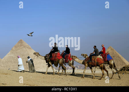 Gizeh, Ägypten. 12 Jan, 2019. Touristen besuchen Sie die Pyramiden von Gizeh in Gizeh Governorate, Ägypten, Jan. 12, 2019. Credit: Ahmed Gomaa/Xinhua/Alamy leben Nachrichten Stockfoto