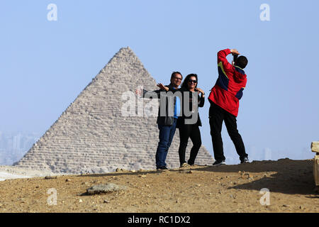 Gizeh, Ägypten. 12 Jan, 2019. Touristen posieren für Fotos bei der Großen Pyramide von Gizeh, auch als die Cheops-Pyramide in Gizeh Governorate, Ägypten, Jan. 12, 2019 bekannt. Credit: Ahmed Gomaa/Xinhua/Alamy leben Nachrichten Stockfoto