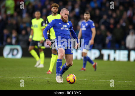 Cardiff, Großbritannien. 12. Januar 2019. Aron Gunnarsson von Cardiff City in Aktion. Liga Match, Cardiff City v Huddersfield Town in Cardiff City Stadion am Samstag, den 12. Januar 2019. Dieses Bild dürfen nur für redaktionelle Zwecke verwendet werden. Nur die redaktionelle Nutzung, eine Lizenz für die gewerbliche Nutzung erforderlich. Keine Verwendung in Wetten, Spiele oder einer einzelnen Verein/Liga/player Publikationen. pic von Andrew Obstgarten/Andrew Orchard sport Fotografie/Alamy leben Nachrichten Stockfoto