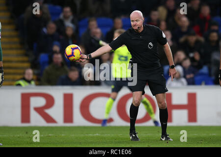 Cardiff, Großbritannien. 12. Januar 2019. Schiedsrichter Lee Mason. Premier League match, Cardiff City v Huddersfield Town in Cardiff City Stadion am Samstag, den 12. Januar 2019. Dieses Bild dürfen nur für redaktionelle Zwecke verwendet werden. Nur die redaktionelle Nutzung, eine Lizenz für die gewerbliche Nutzung erforderlich. Keine Verwendung in Wetten, Spiele oder einer einzelnen Verein/Liga/player Publikationen. pic von Andrew Obstgarten/Andrew Orchard sport Fotografie/Alamy leben Nachrichten Stockfoto