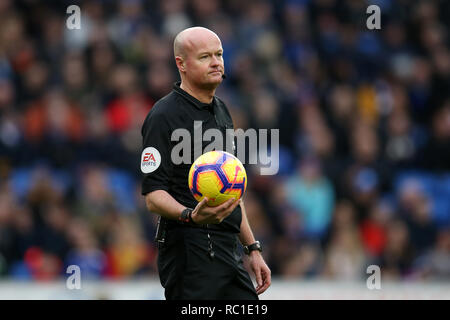 Cardiff, Großbritannien. 12. Januar 2019. Schiedsrichter Lee Mason. Premier League match, Cardiff City v Huddersfield Town in Cardiff City Stadion am Samstag, den 12. Januar 2019. Dieses Bild dürfen nur für redaktionelle Zwecke verwendet werden. Nur die redaktionelle Nutzung, eine Lizenz für die gewerbliche Nutzung erforderlich. Keine Verwendung in Wetten, Spiele oder einer einzelnen Verein/Liga/player Publikationen. pic von Andrew Obstgarten/Andrew Orchard sport Fotografie/Alamy leben Nachrichten Stockfoto