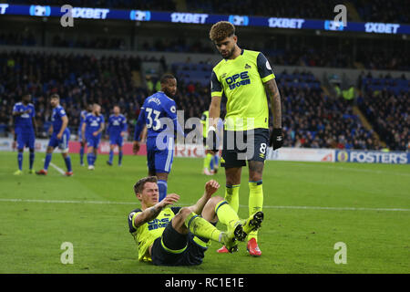 Cardiff, Großbritannien. 12. Januar 2019. Philip Abrechnung von Huddersfield Town hebt sein Teamkollege Erik Durm von Huddersfield Town auf. . Premier League match, Cardiff City v Huddersfield Town in Cardiff City Stadion am Samstag, den 12. Januar 2019. Dieses Bild dürfen nur für redaktionelle Zwecke verwendet werden. Nur die redaktionelle Nutzung, eine Lizenz für die gewerbliche Nutzung erforderlich. Keine Verwendung in Wetten, Spiele oder einer einzelnen Verein/Liga/player Publikationen. pic von Andrew Obstgarten/Andrew Orchard sport Fotografie/Alamy leben Nachrichten Stockfoto