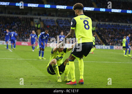 Cardiff, Großbritannien. 12. Januar 2019. Philip Abrechnung von Huddersfield Town hebt sein Teamkollege Erik Durm von Huddersfield Town auf. Premier League match, Cardiff City v Huddersfield Town in Cardiff City Stadion am Samstag, den 12. Januar 2019. Dieses Bild dürfen nur für redaktionelle Zwecke verwendet werden. Nur die redaktionelle Nutzung, eine Lizenz für die gewerbliche Nutzung erforderlich. Keine Verwendung in Wetten, Spiele oder einer einzelnen Verein/Liga/player Publikationen. pic von Andrew Obstgarten/Andrew Orchard sport Fotografie/Alamy leben Nachrichten Stockfoto